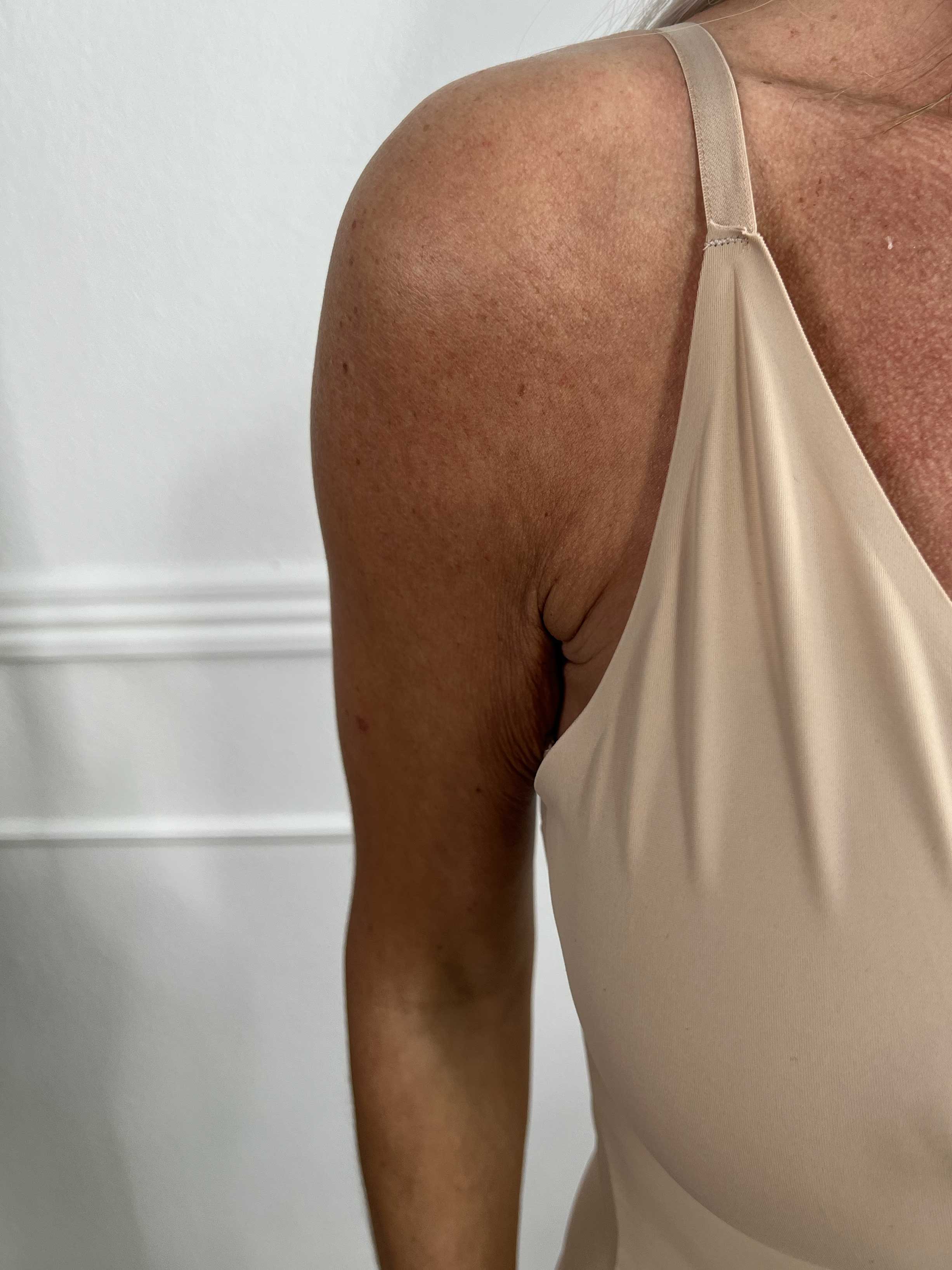 Shaping Dress - Elastisk underkjol med justerbara axelband